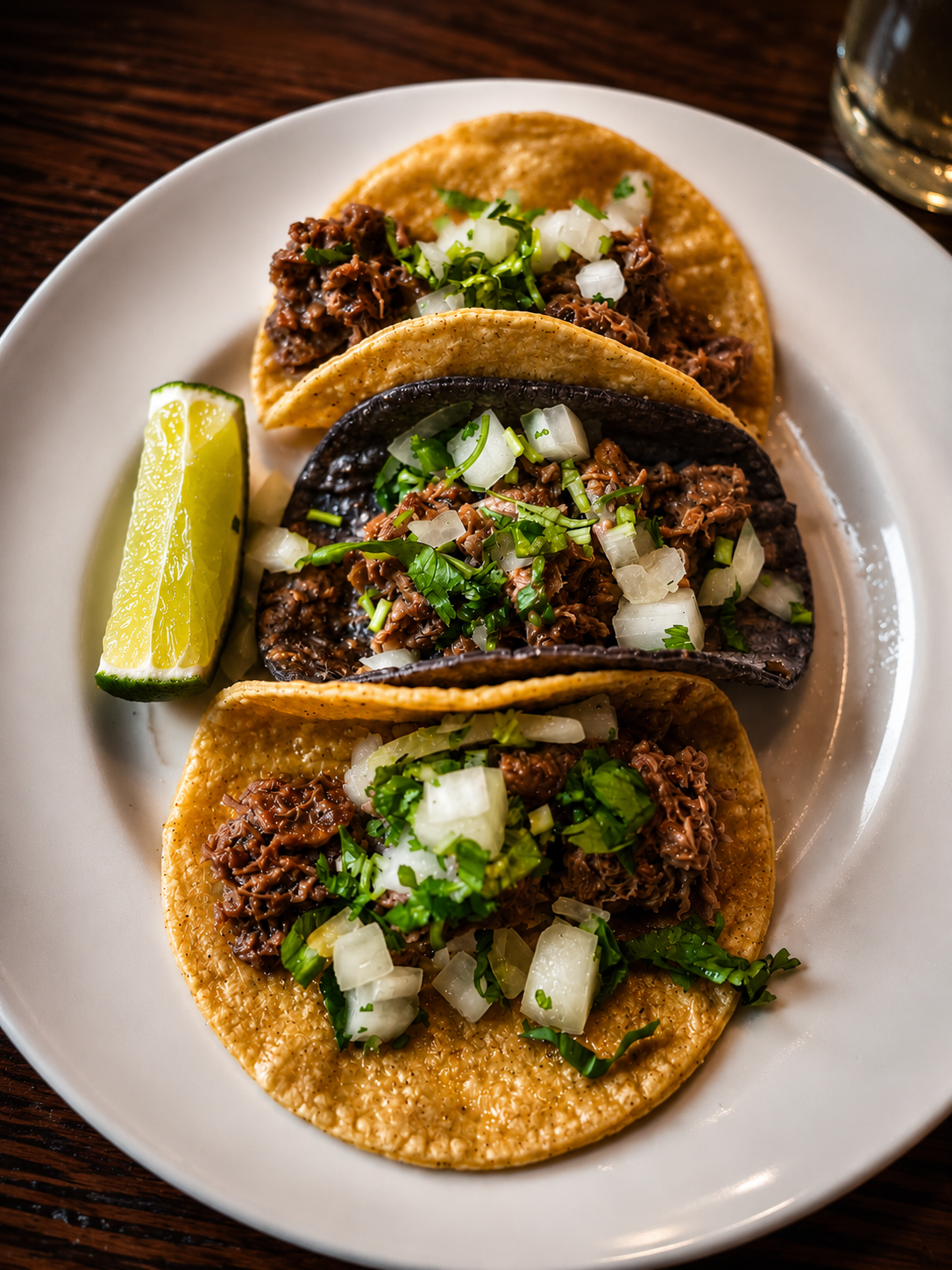 Home Tacos de lengua con cebolla, cilantro y lima