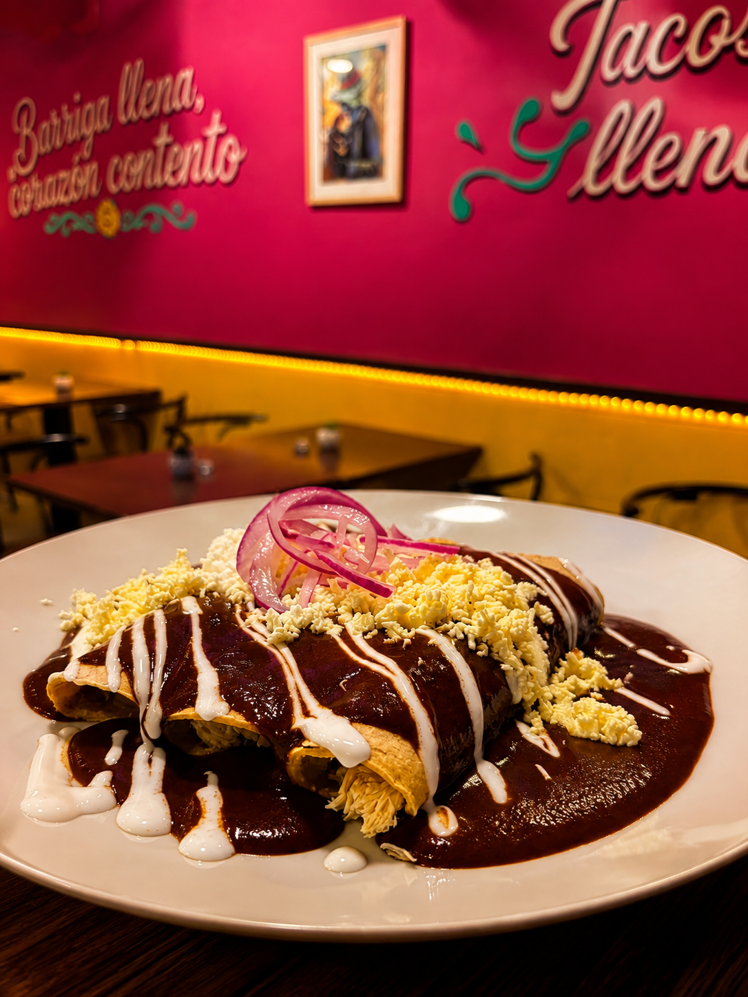 Home Enmoladas bañadas en mole con queso fresco y cebolla morada